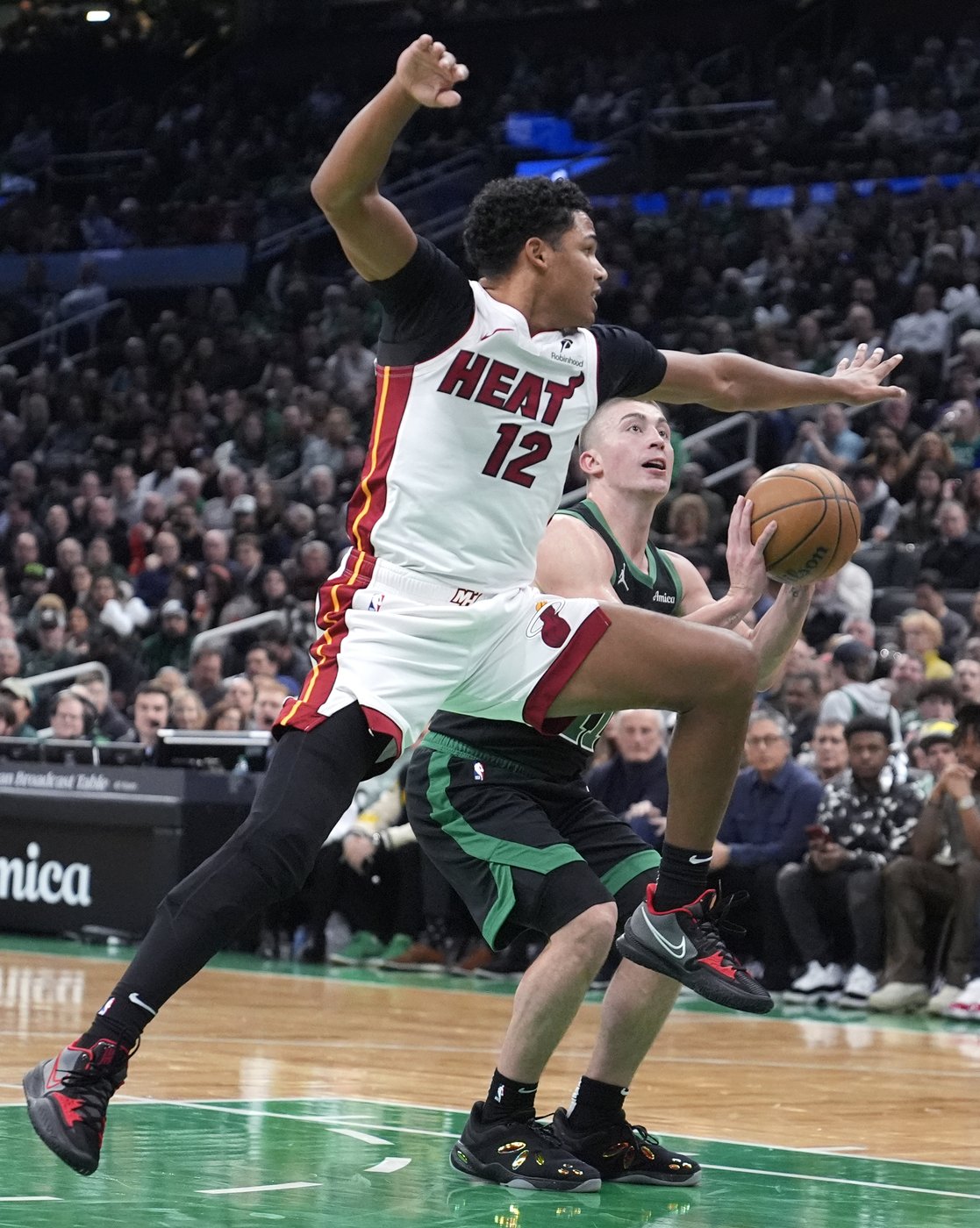 Brown scores 29, Pritchard adds 25 bench points to lead Celtics past Heat 108-89 | iNFOnews.ca Brown scores 29, Pritchard adds 25 bench points to lead Celtics past Heat 108-89 | iNFOnews.ca