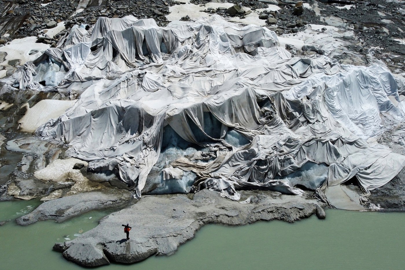 Swiss glaciers lose over 5% of ice volume in 2026 as heat waves, low winter snow accelerate thaw | iNFOnews.ca