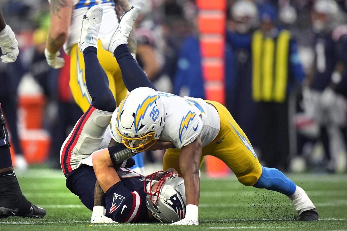 Drake Maye returns after a hit to the head, but same problems persist in Patriots' loss to Chargers | iNFOnews.ca