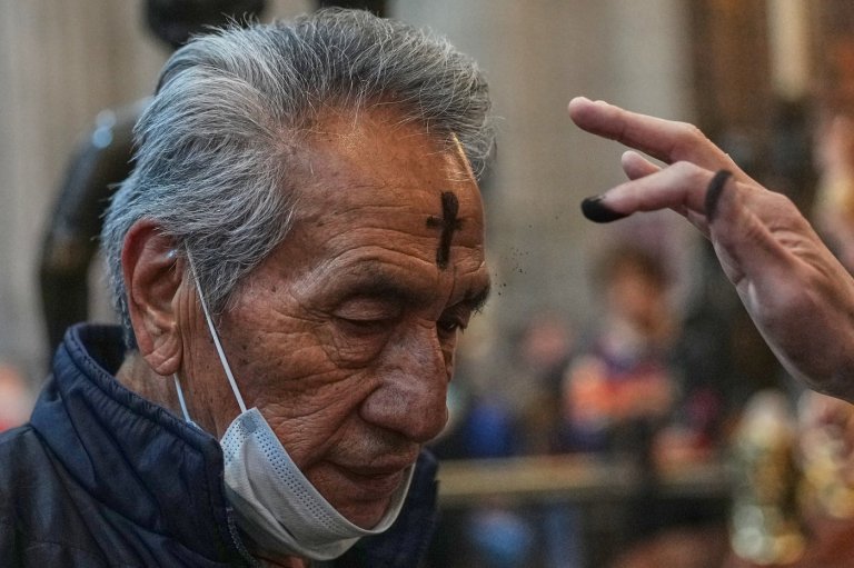 Christians mark Ash Wednesday, beginning the Lenten Season in photos | iNFOnews.ca