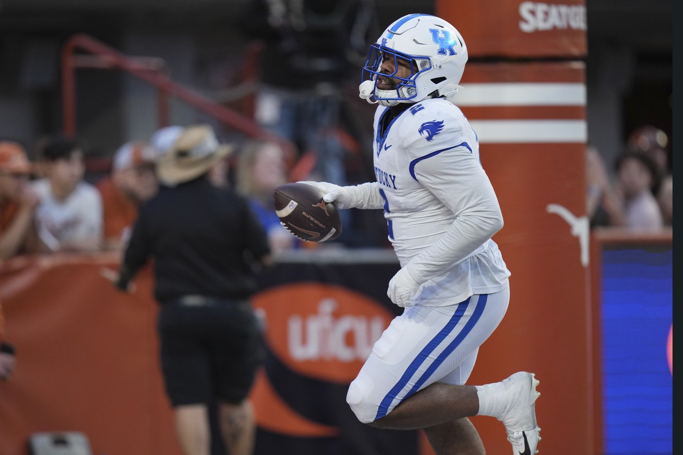 Bowl-bound Louisville, rival Kentucky battle for Bluegrass bragging rights in Governor's Cup matchup | iNFOnews.ca Bowl-bound Louisville, rival Kentucky battle for Bluegrass bragging rights in Governor's Cup matchup | iNFOnews.ca