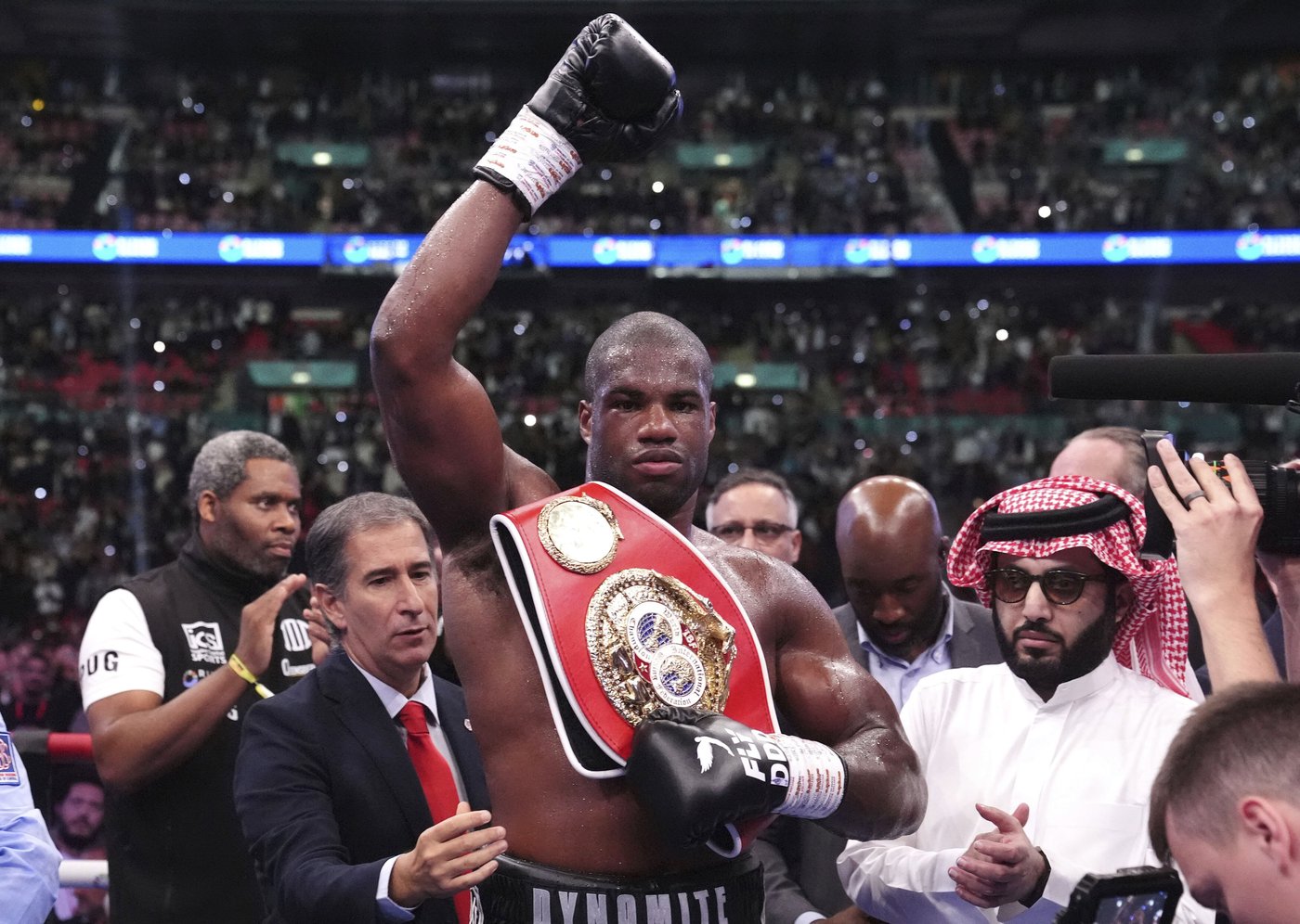 Dubois changes perceptions and muscles onto the top table of heavyweights. He wants Usyk next | iNFOnews.ca