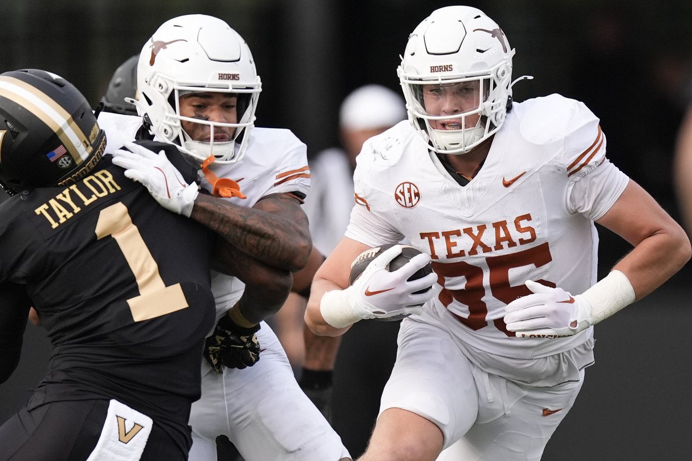 Quinn Ewers throws for 3 TDs as No. 5 Texas beats No. 25 Vanderbilt 27-24 in 'culture' win | iNFOnews.ca Quinn Ewers throws for 3 TDs as No. 5 Texas beats No. 25 Vanderbilt 27-24 in 'culture' win | iNFOnews.ca
