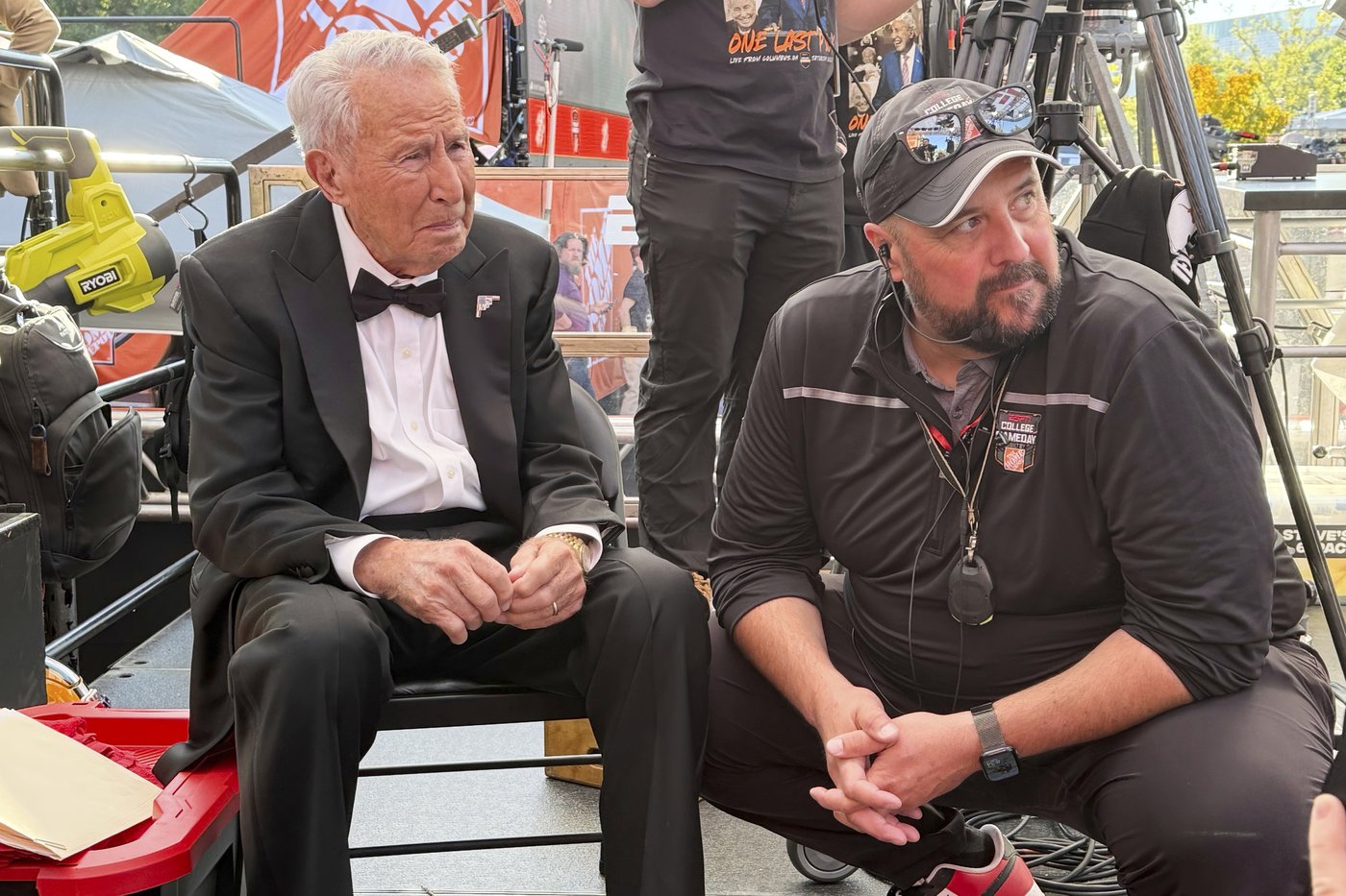Lee Corso picks Ohio State over Texas in final 'College GameDay' appearance | iNFOnews.ca Lee Corso picks Ohio State over Texas in final 'College GameDay' appearance | iNFOnews.ca