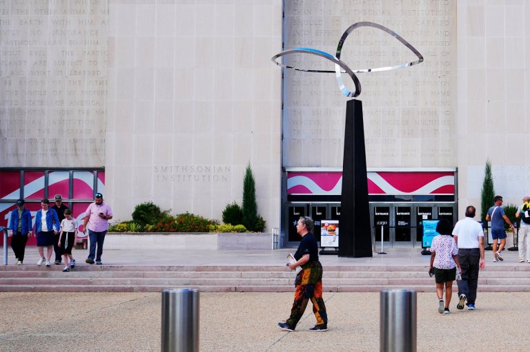 Trump wants the Smithsonian Institution to install George Washington statues and exhibit | iNFOnews.ca