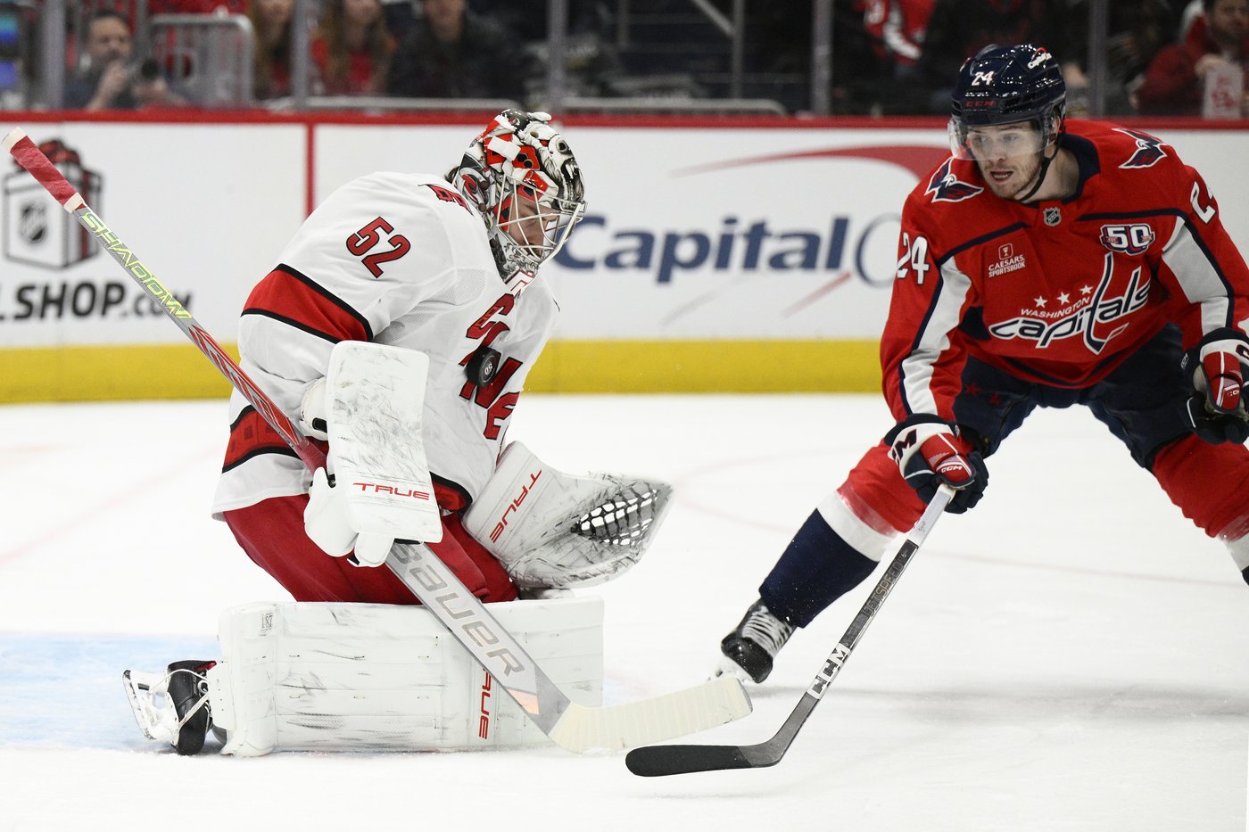 Charlie Lindgren shines with a windmill save as the Capitals beat the Hurricanes 3-1 | iNFOnews.ca Charlie Lindgren shines with a windmill save as the Capitals beat the Hurricanes 3-1 | iNFOnews.ca