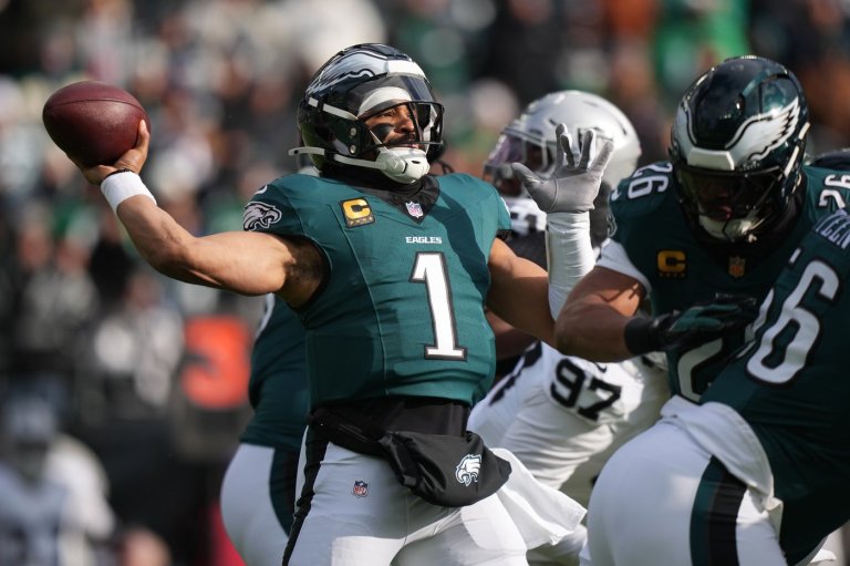 Jalen Hurts rebounds with 3 TD passes as Eagles snap losing streak in 31-0 rout of Raiders | iNFOnews.ca