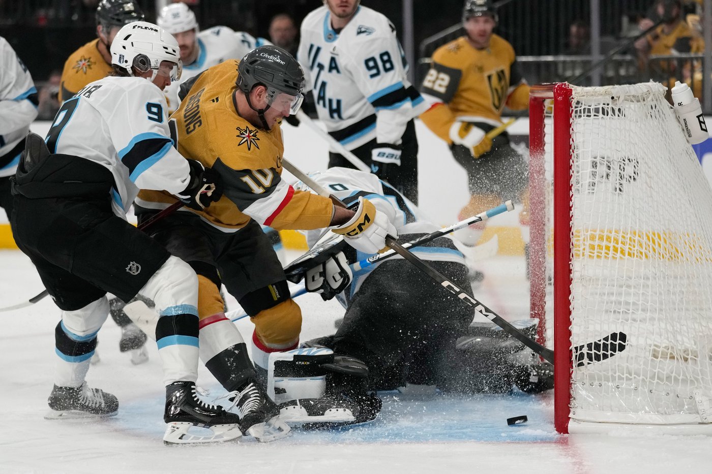 Golden Knights rally past Mammoth 4-2 in Game 1 as Nic Dowd nets the winner | iNFOnews.ca Golden Knights rally past Mammoth 4-2 in Game 1 as Nic Dowd nets the winner | iNFOnews.ca