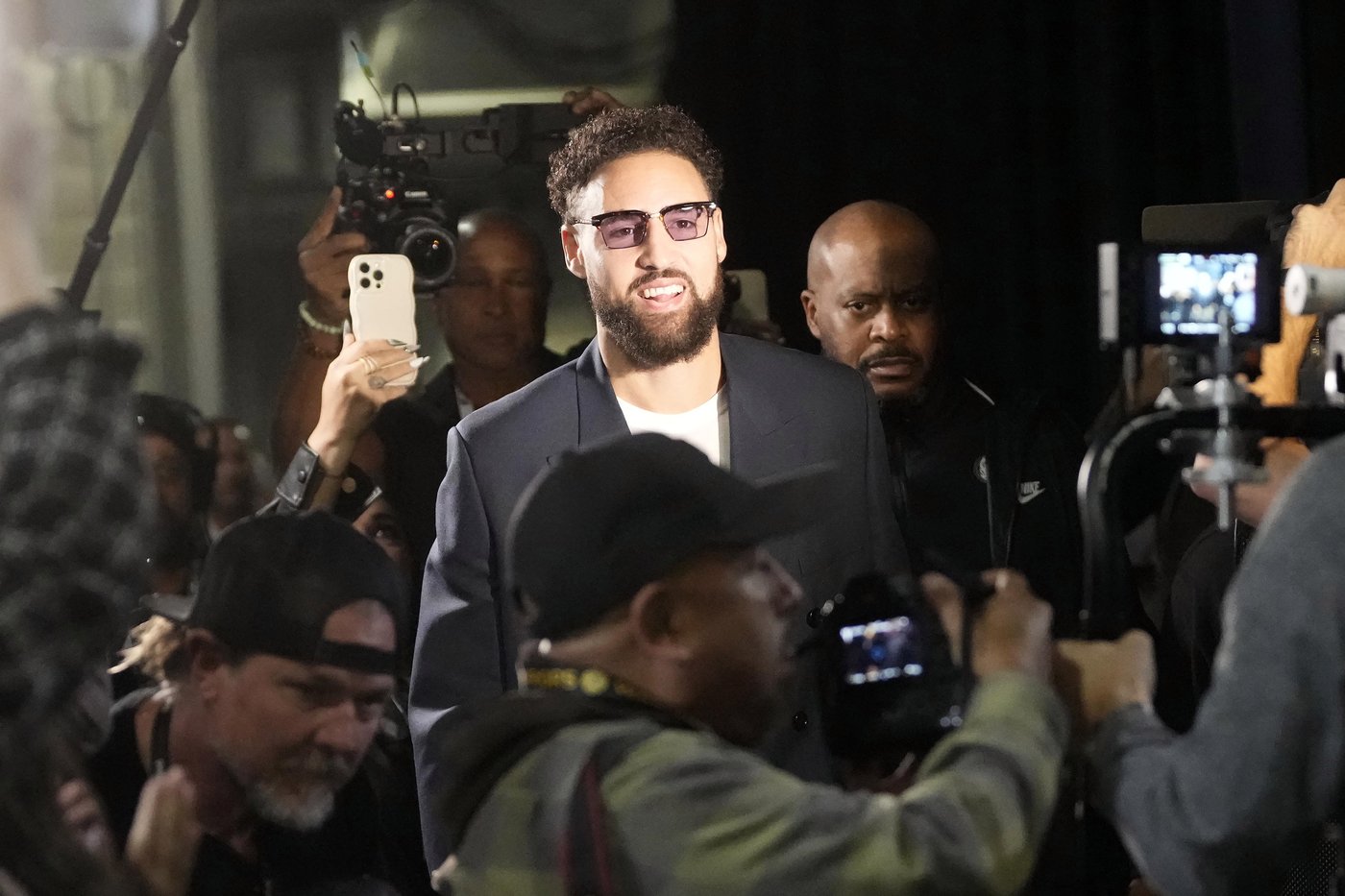 Klay Thompson returns to cheers from some 400 Warriors employees | iNFOnews.ca Klay Thompson returns to cheers from some 400 Warriors employees | iNFOnews.ca