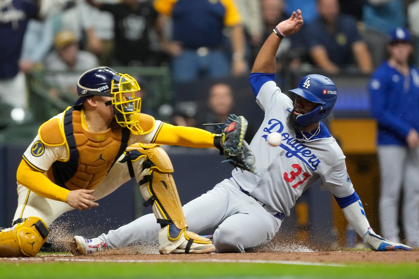 Brewers turn potential grand slam by Dodgers slugger Max Muncy into wild double play in NLCS | iNFOnews.ca Brewers turn potential grand slam by Dodgers slugger Max Muncy into wild double play in NLCS | iNFOnews.ca