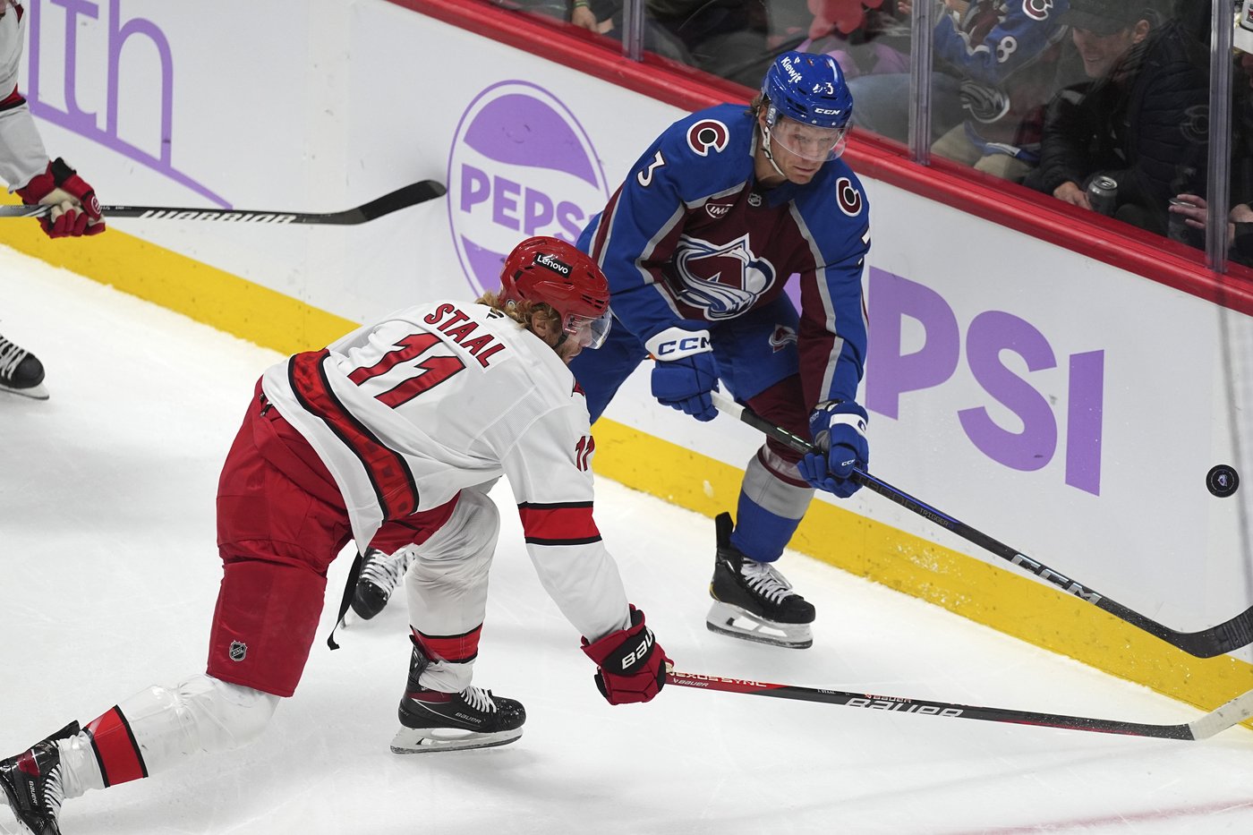 Avalanche score 5 goals in second period and end Hurricanes' 8-game win streak, 6-4 | iNFOnews.ca