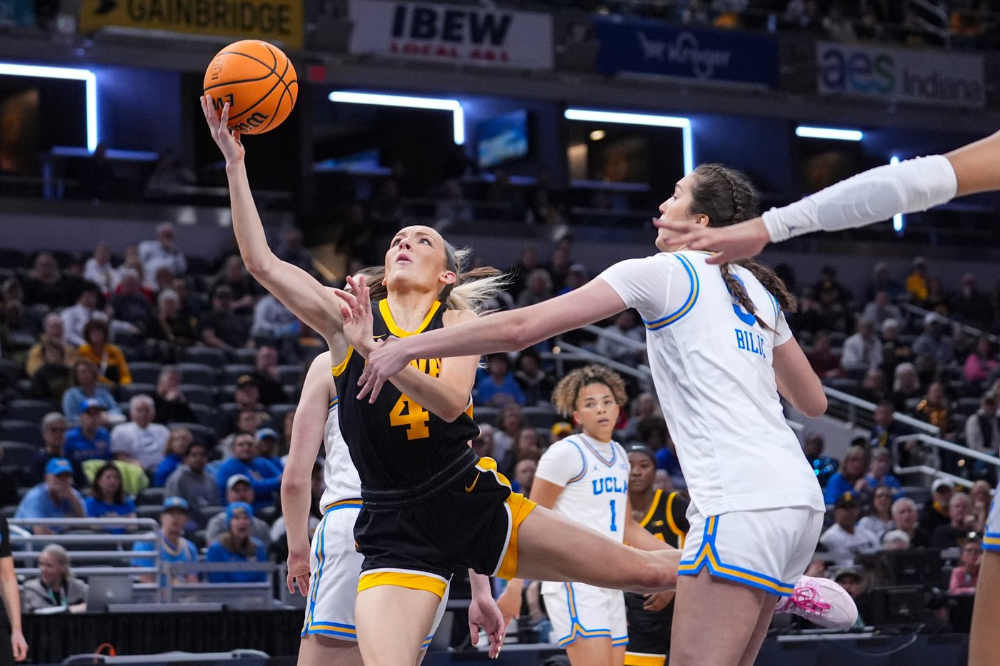 No. 2 UCLA rolls past No. 9 Iowa 96-45 for 2nd straight women's Big Ten Tournament title | iNFOnews.ca