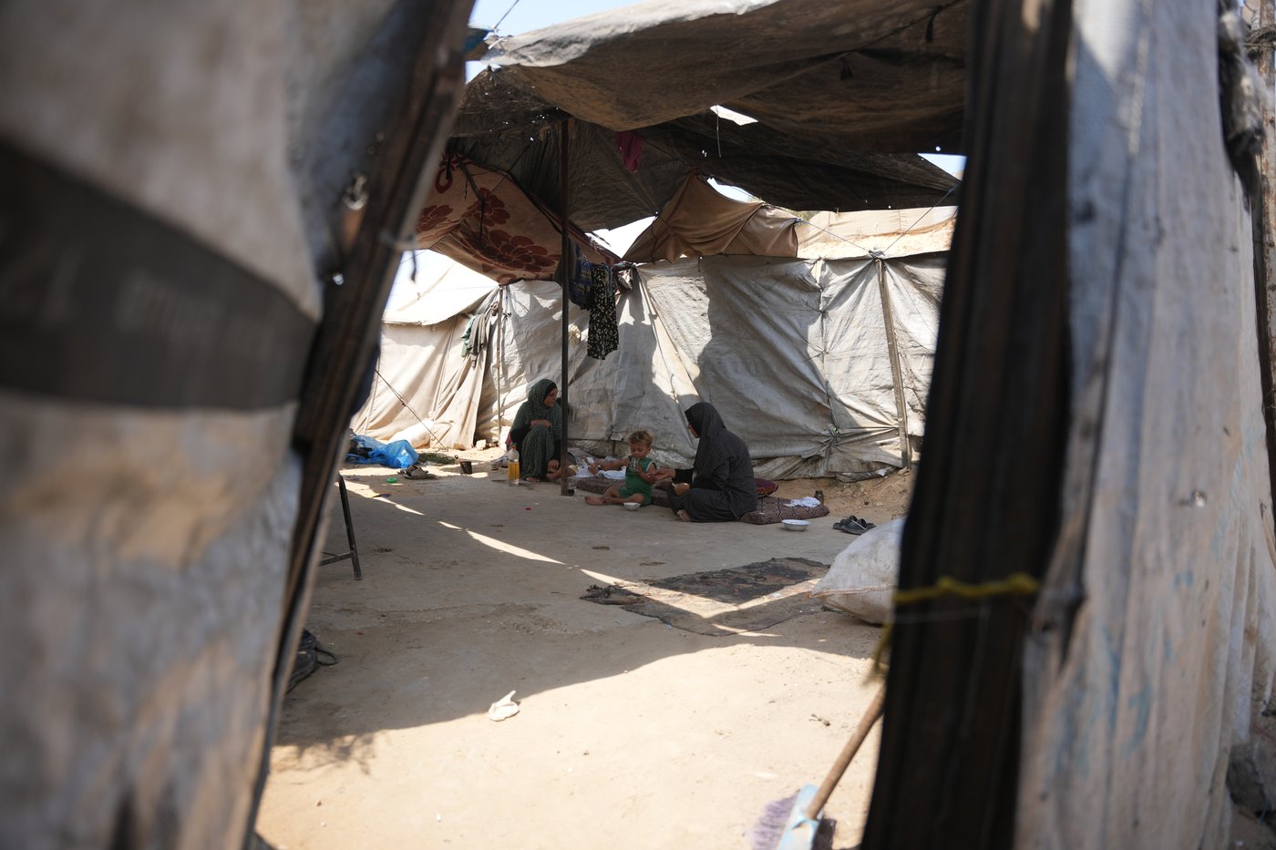 Palestinians in Gaza scavenge trash for things to burn to cook meals, in photos | iNFOnews.ca