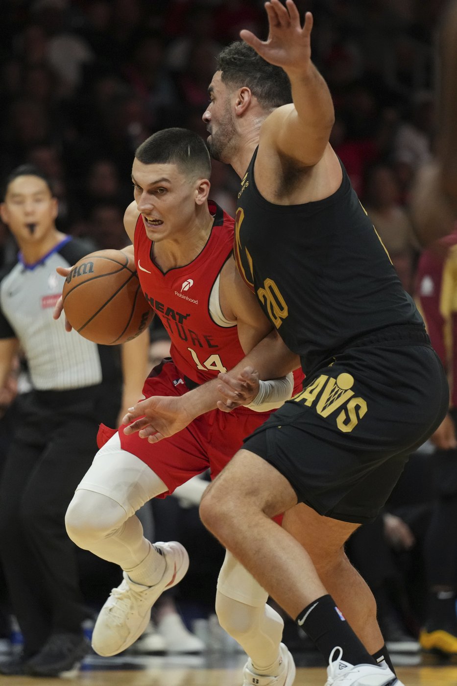 Herro scores 34, Robinson adds 23 and Heat beat Cleveland 122-113, only 4th loss for Cavs | iNFOnews.ca