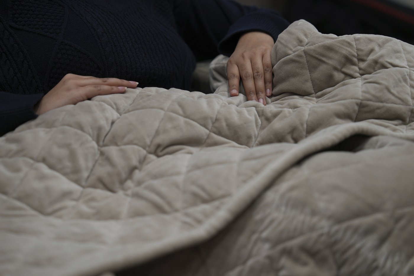 Do weighted blankets help you sleep better? Here's what to know | iNFOnews.ca