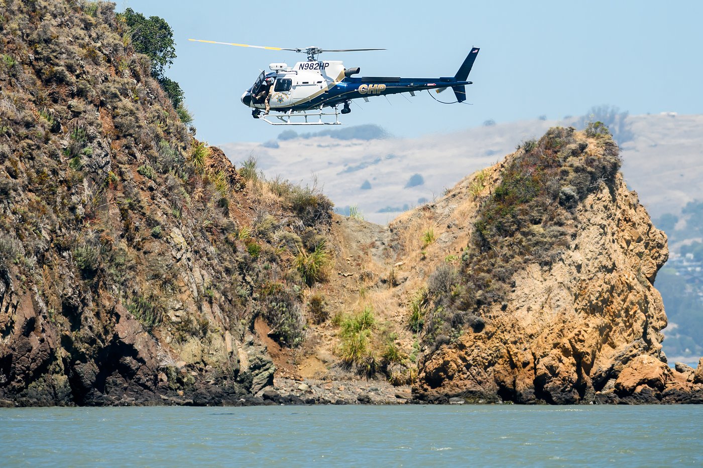 Search and rescue operation for a sunken pontoon boat near Alcatraz Island, in photos | iNFOnews.ca