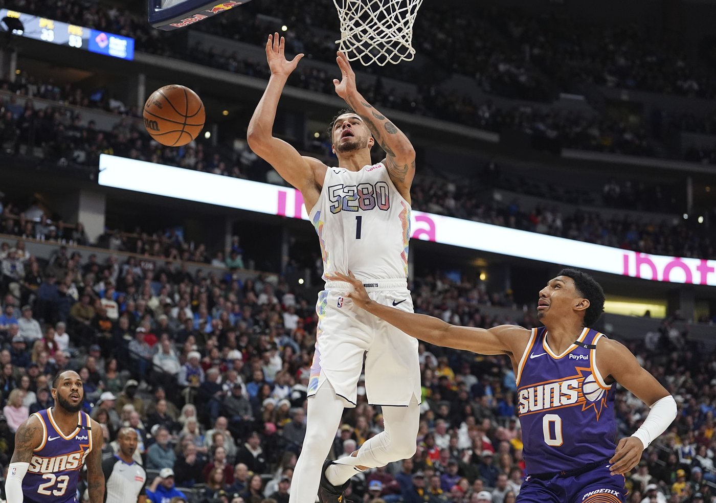 Jokic scores 32 points and the Nuggets rout the Suns 117-90 | iNFOnews.ca