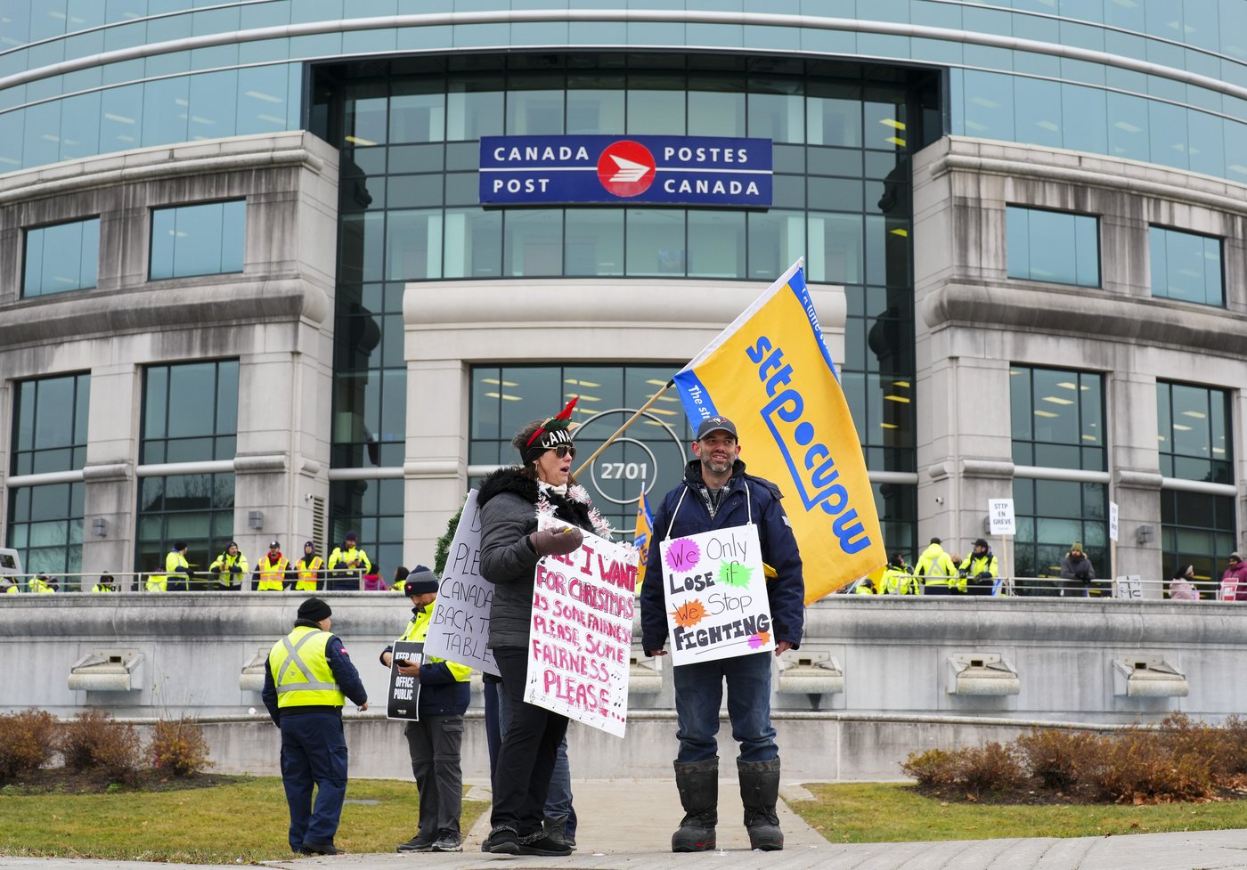 Postal union says it sent new proposals to mediator as strike nears three weeks | iNFOnews.ca