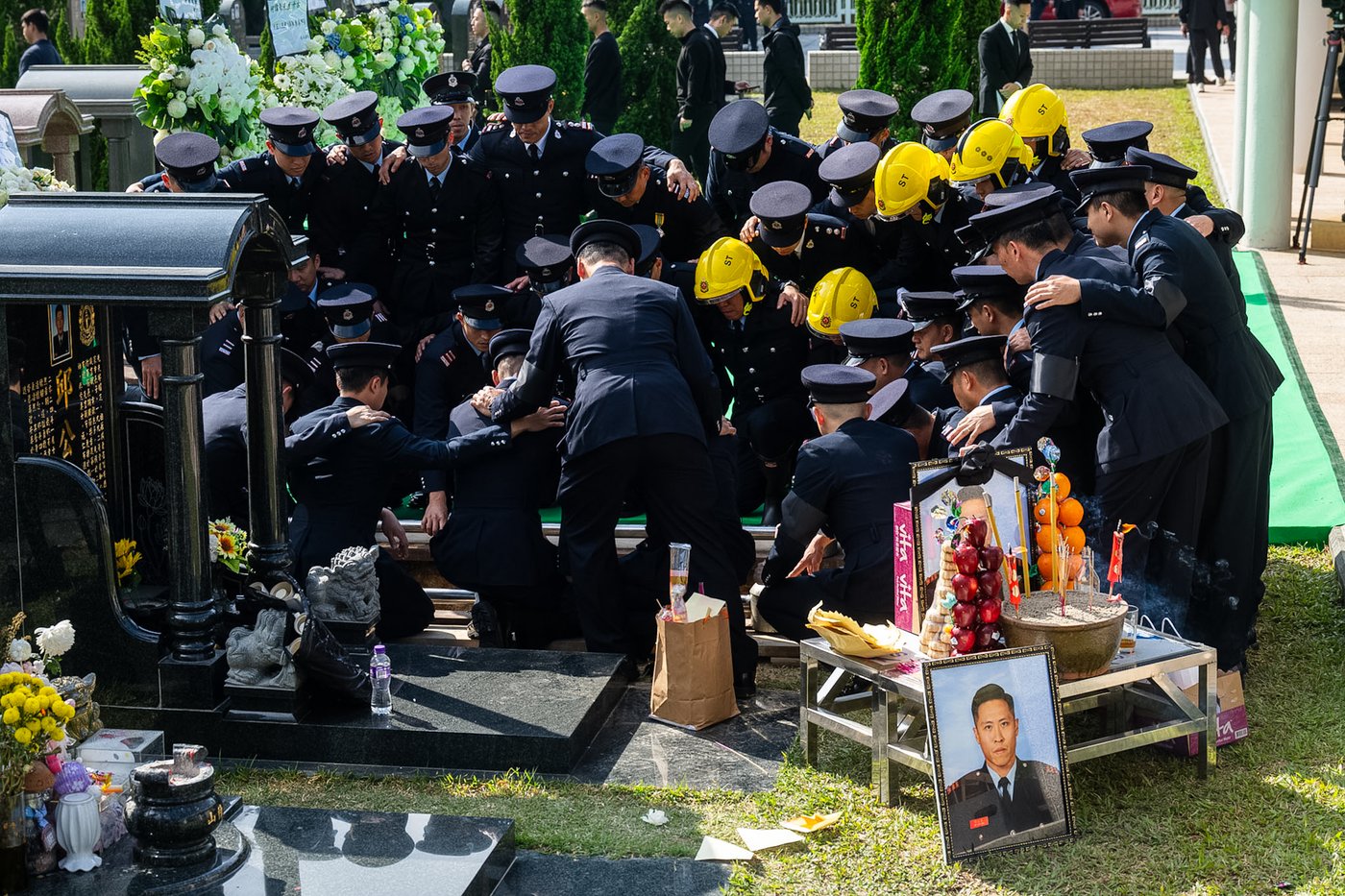 Hong Kong mourns firefighter killed in city's deadliest fire in decades | iNFOnews.ca Hong Kong mourns firefighter killed in city's deadliest fire in decades | iNFOnews.ca