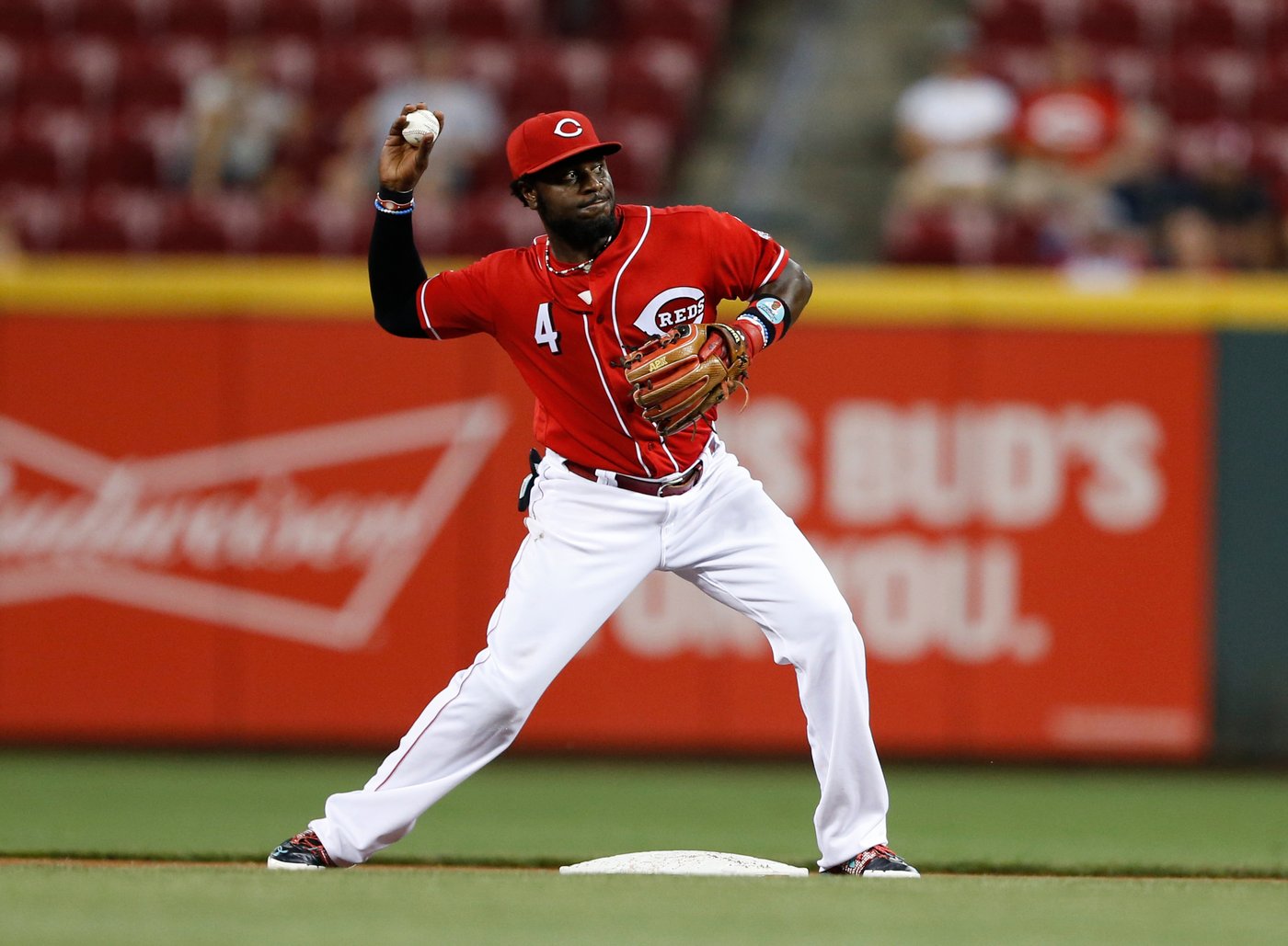 Brandon Phillips signs 1-day contract with Reds to retire with the club he calls his 'home' | iNFOnews.ca