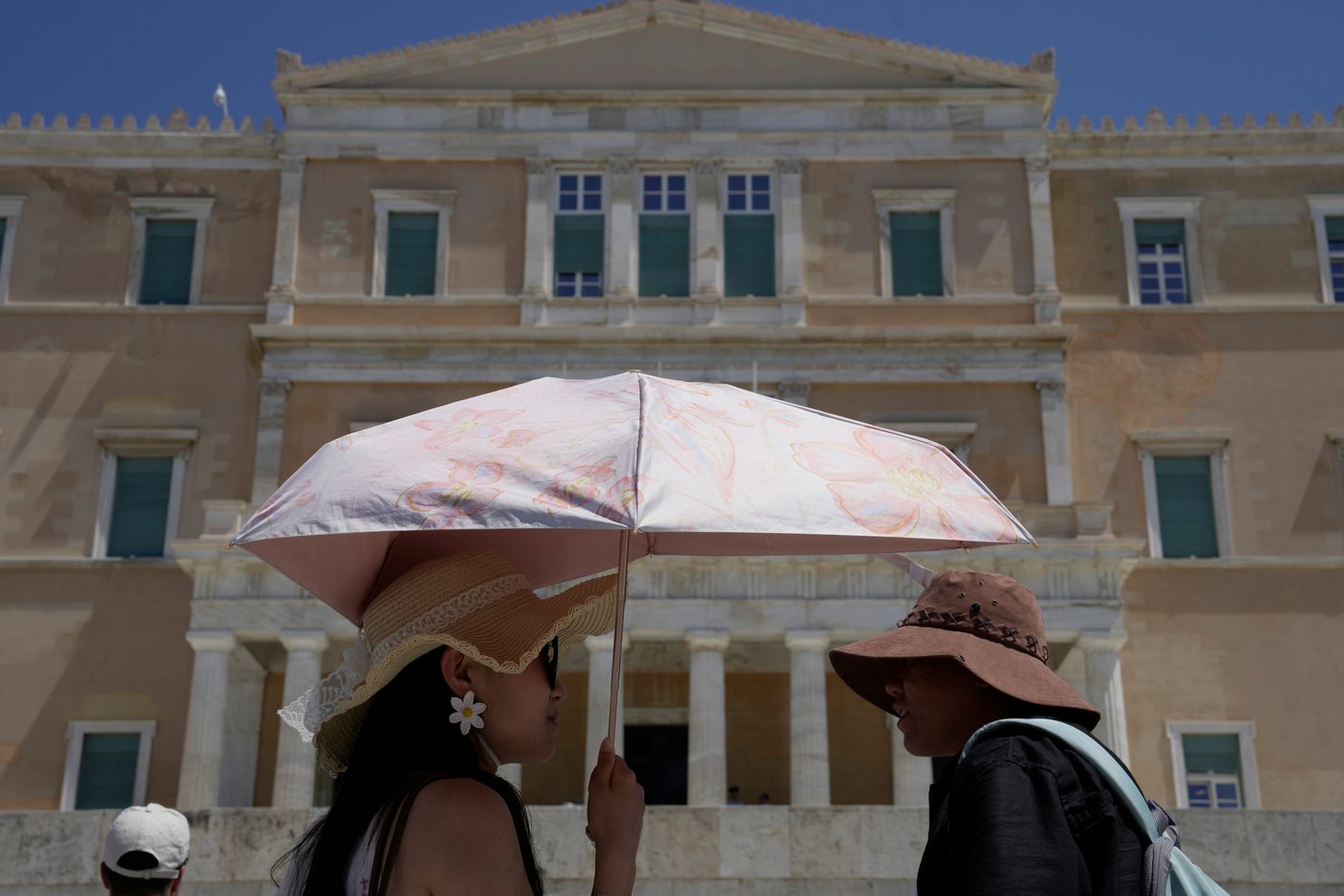 The sunhat is everywhere in Athens as crowds grow larger at ancient Greek sites | iNFOnews.ca The sunhat is everywhere in Athens as crowds grow larger at ancient Greek sites | iNFOnews.ca