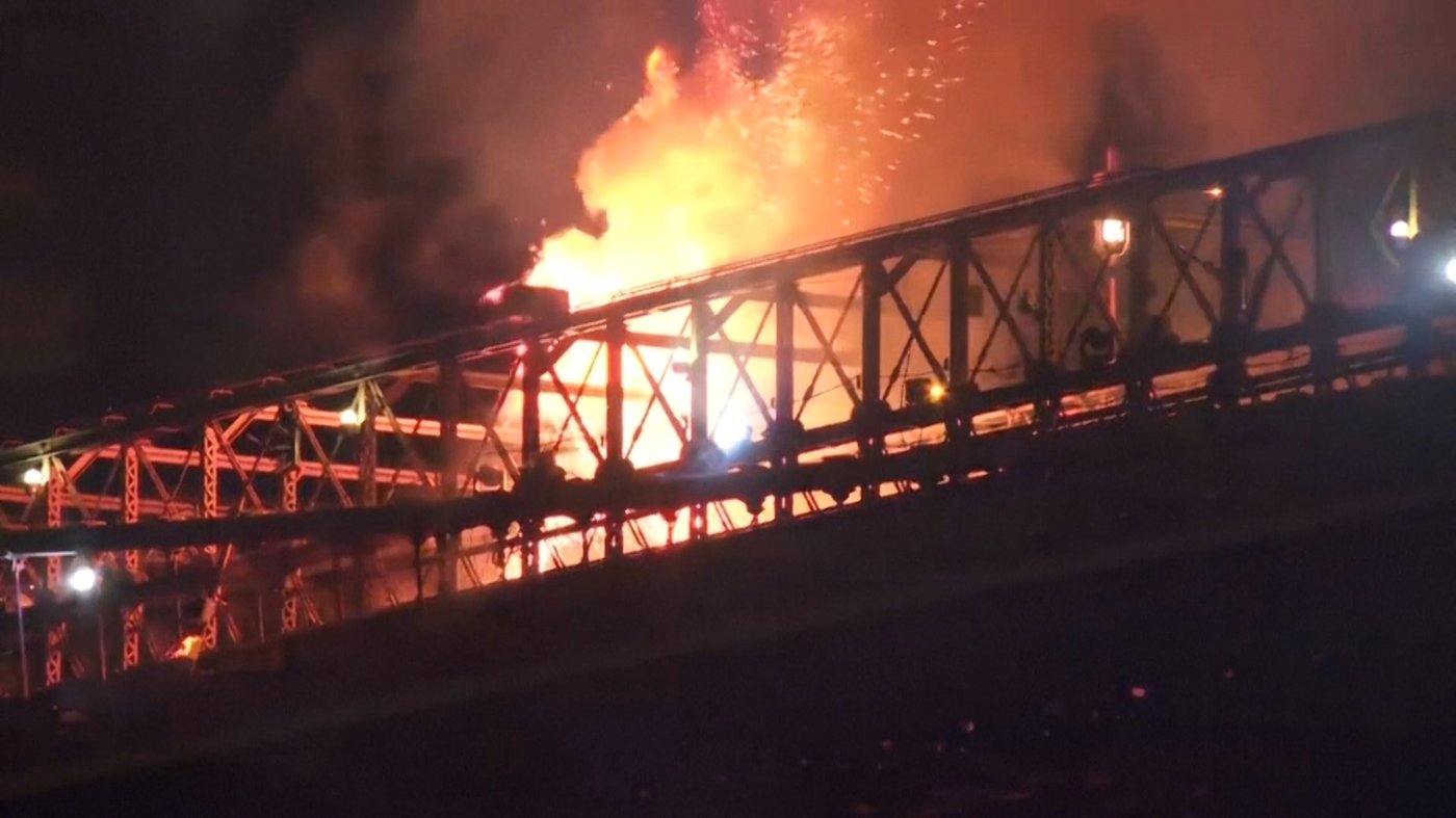 Fire breaks out on Brooklyn Bridge during New York's fireworks show | iNFOnews.ca