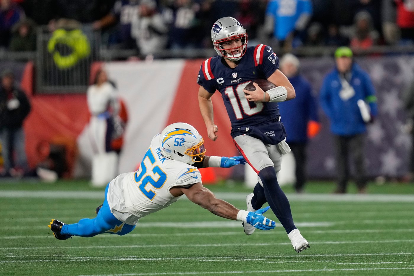 Maye throws late TD pass and Patriots' defense roughs up Herbert, Chargers in 16-3 playoff win | iNFOnews.ca Maye throws late TD pass and Patriots' defense roughs up Herbert, Chargers in 16-3 playoff win | iNFOnews.ca