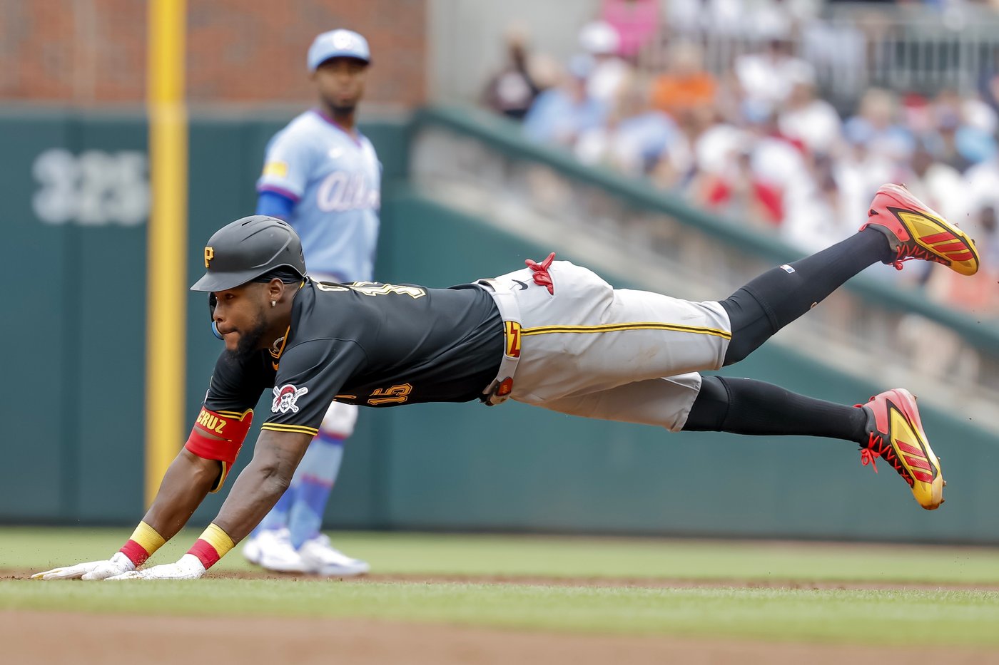 Dominic Smith blasts a 2-run homer as Braves improve the majors' best record by beating Pirates 6-3 | iNFOnews.ca
