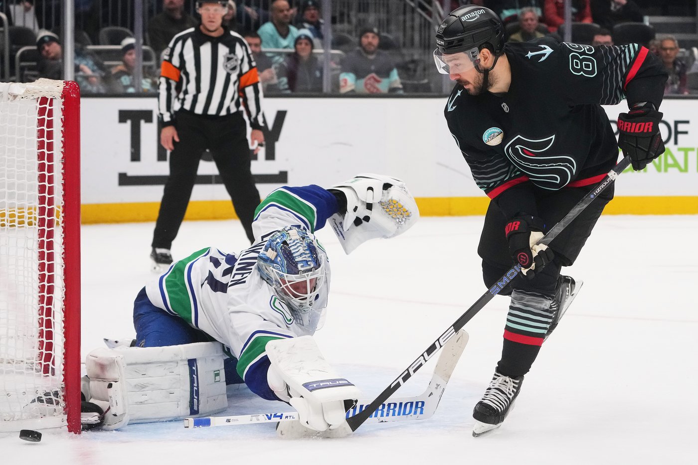 Liam Ohgren scores lone shootout goal to lift Canucks past Kraken, 3-2 | iNFOnews.ca