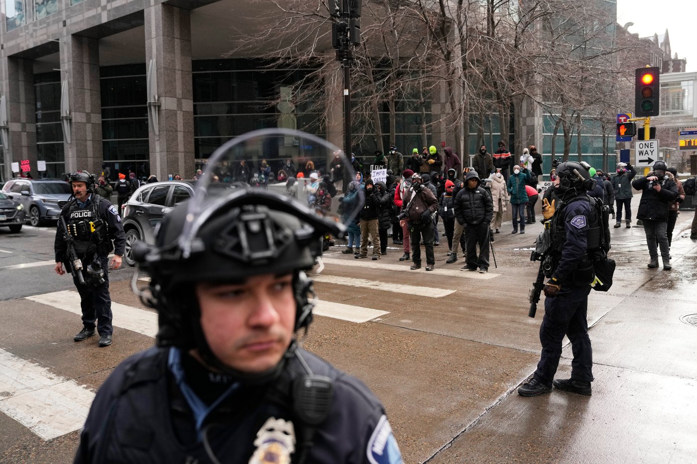 Photos show anti-ICE crowd chase off pro-ICE demonstrators from Minneapolis streets | iNFOnews.ca