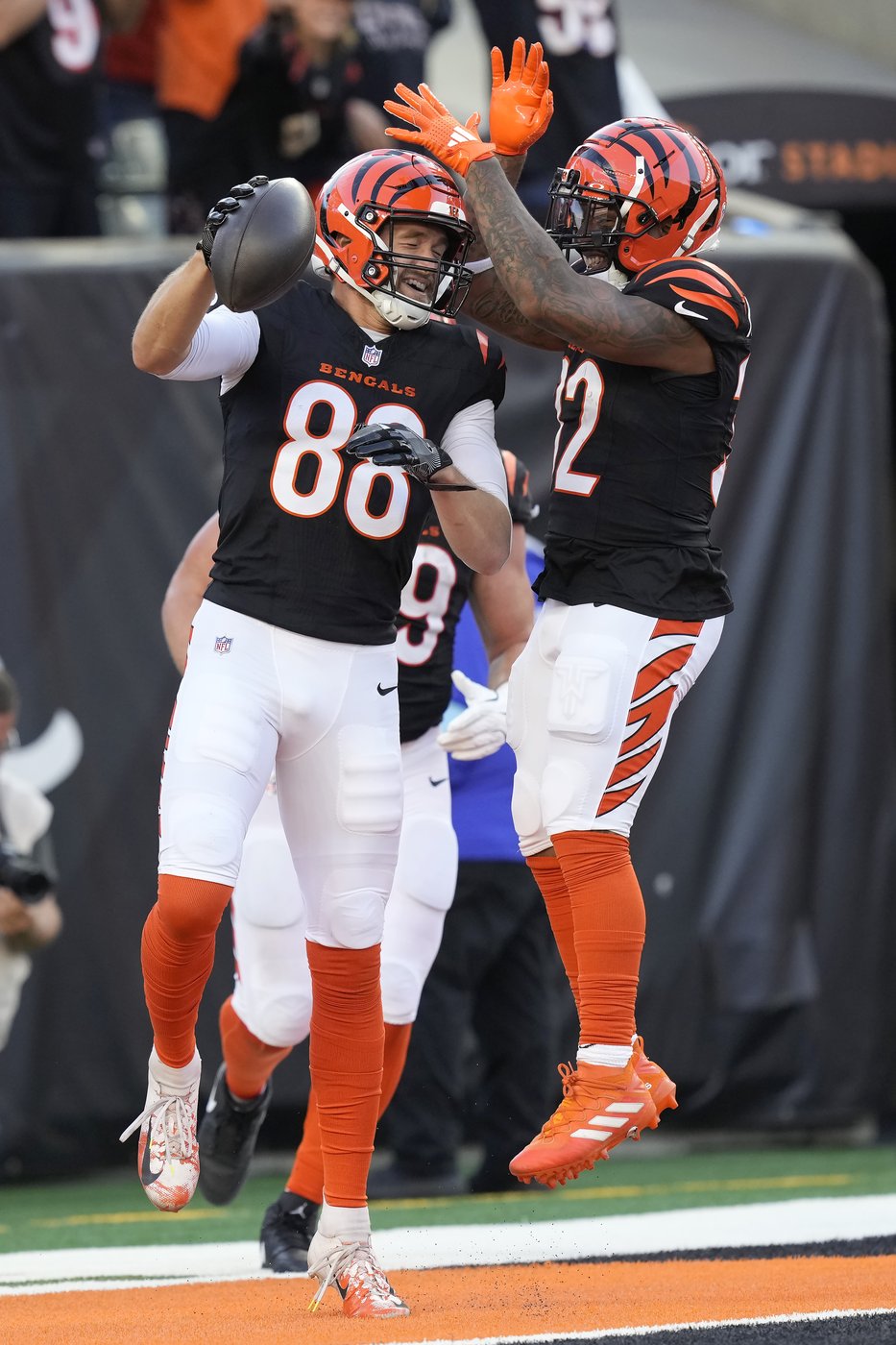Burrow ties career high with 5 TD passes as Bengals get first home win, 41-24 over Raiders | iNFOnews.ca Burrow ties career high with 5 TD passes as Bengals get first home win, 41-24 over Raiders | iNFOnews.ca