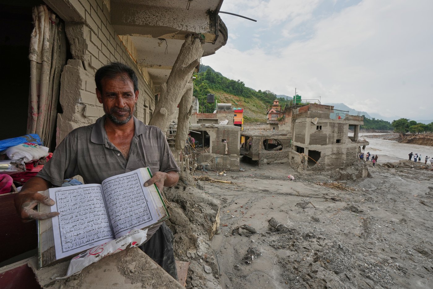 Nepal Floods Salvaging Items Photo Gallery | iNFOnews.ca