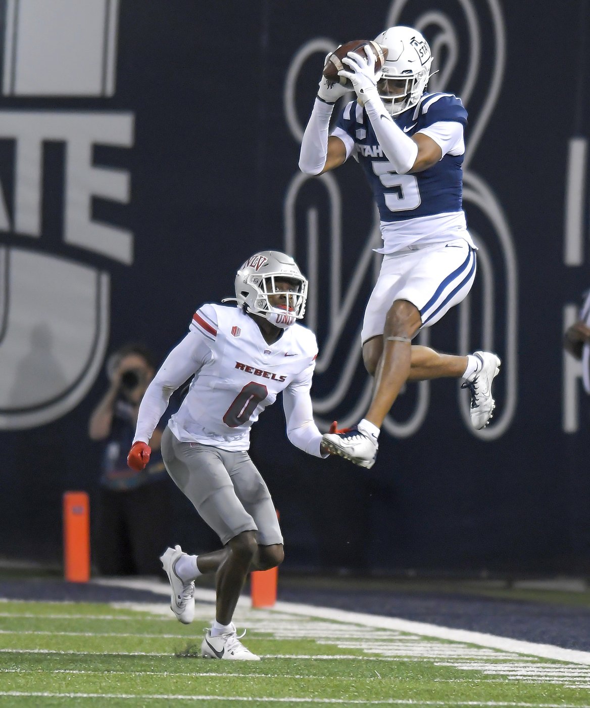 Williams throws 3 TD passes; UNLV scores 27 2nd-quarter points, beats Utah State 50-34 | iNFOnews.ca