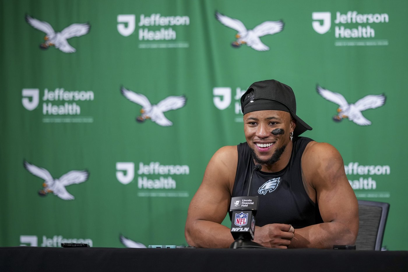 Eagles sit Barkley in season finale and end chance at NFL rushing record | iNFOnews.ca