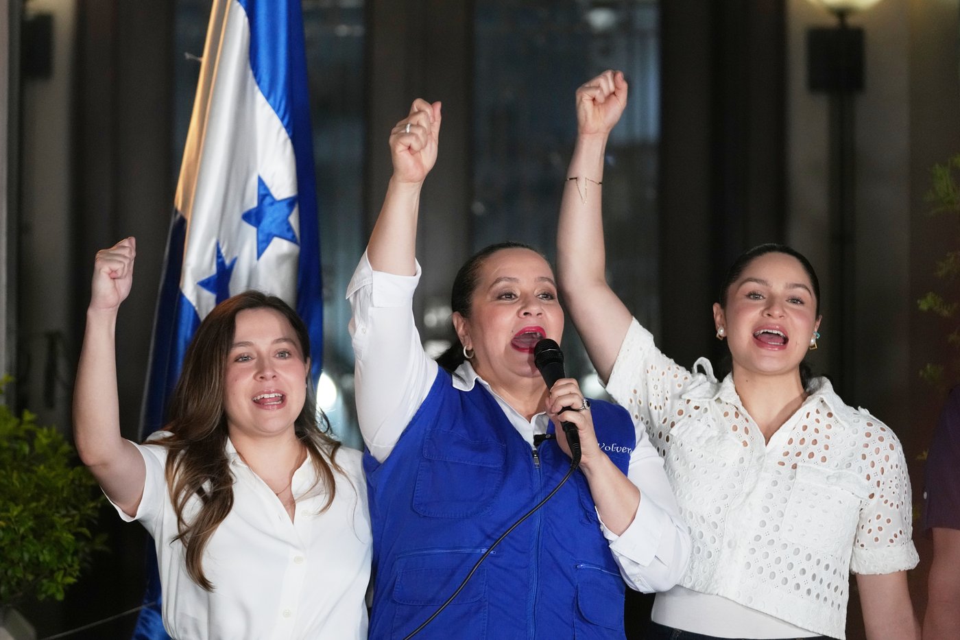 Trump says he plans to pardon former Honduran President Hernandez for 2024 drug trafficking sentence | iNFOnews.ca