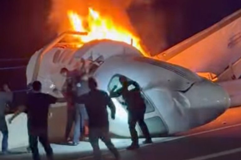 Crews rush to rescue people after small plane crashes on Texas highway | iNFOnews.ca