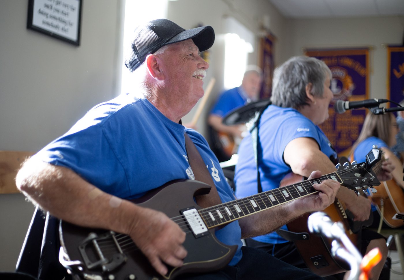 83-year-old Newfoundland musician still playing sold-out shows, even with memory loss | iNFOnews.ca