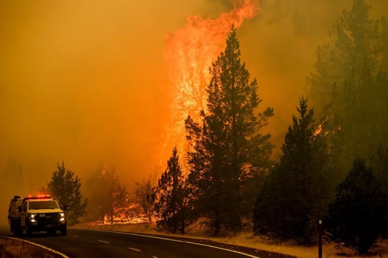 Fast-moving wildfires burn in central Oregon, in photos | iNFOnews.ca