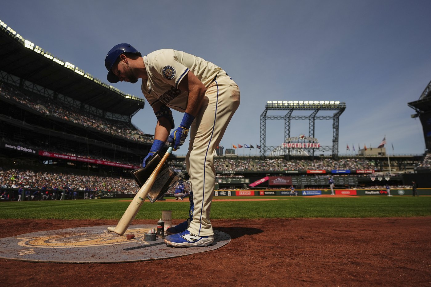 Raleigh homers for 3rd straight game to give Mariners 3-1 win, sweep of Rangers | iNFOnews.ca