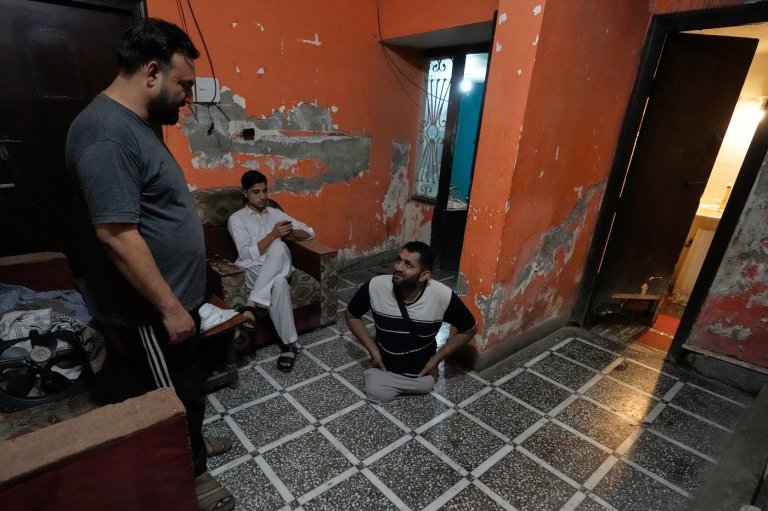 An accident took his legs. He adapted his motorcycle and rides on in Pakistan, in photos | iNFOnews.ca