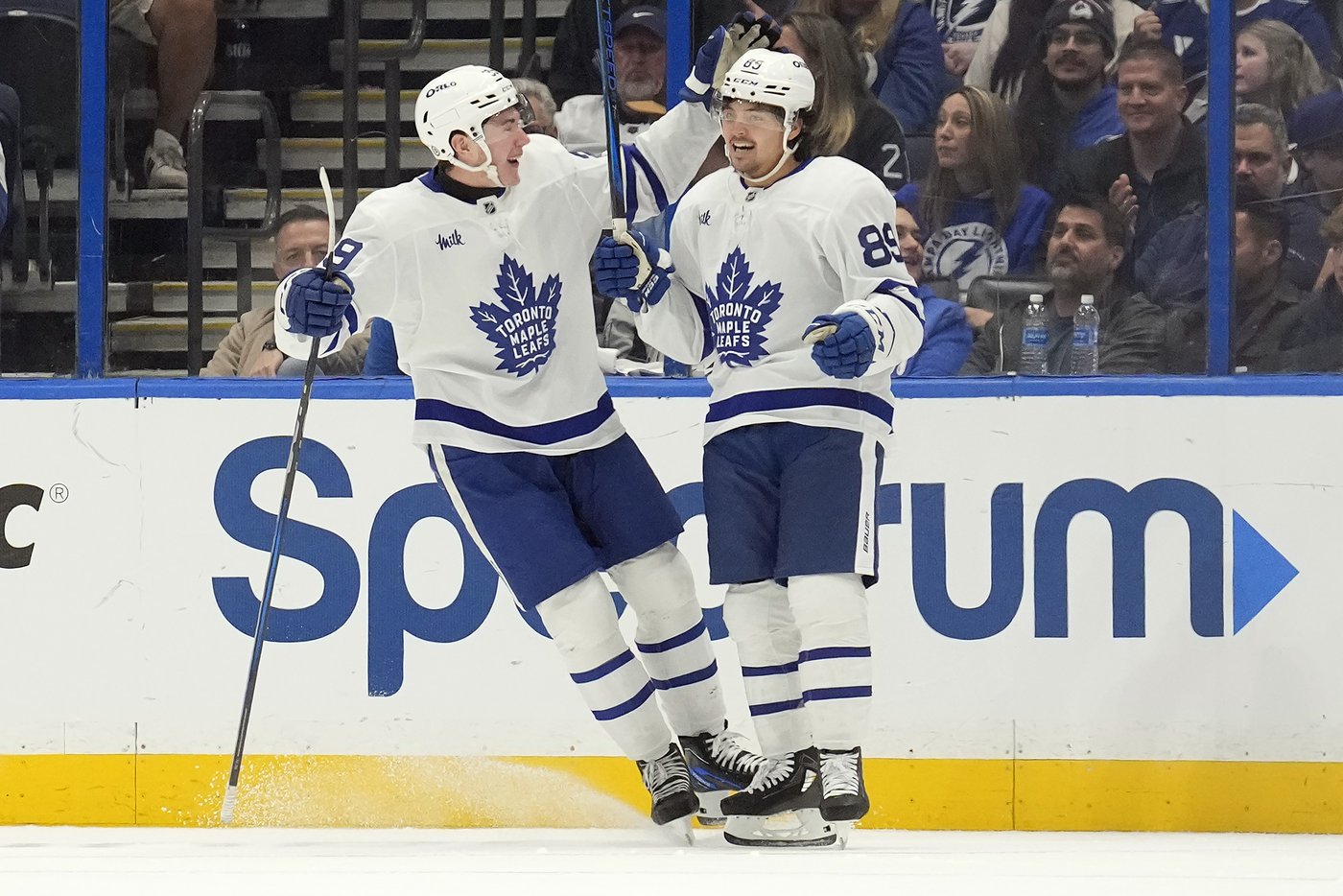 Auston Matthews picks up two assists in his return to the lineup as Maple Leafs top Lightning 5-3 | iNFOnews.ca