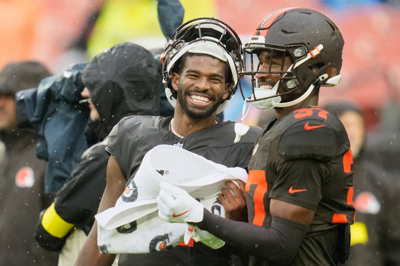 Browns' Shedeur Sanders questionable for Sunday with back injury | iNFOnews.ca