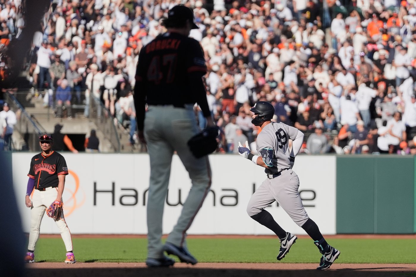 Aaron Judge hits 2nd home run in 2 games as Yankees beat Giants 3-1 to complete series sweep | iNFOnews.ca