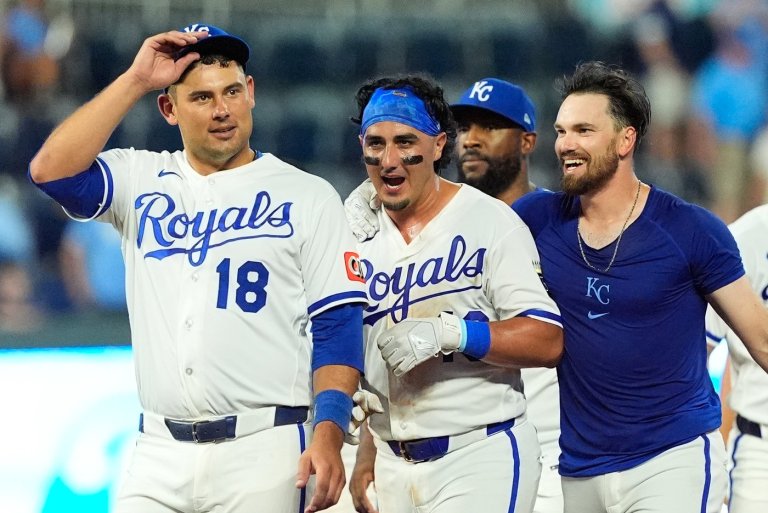 Loftin's squeeze bunt in the ninth gives the Royals a 4-3 victory over the Giants | iNFOnews.ca