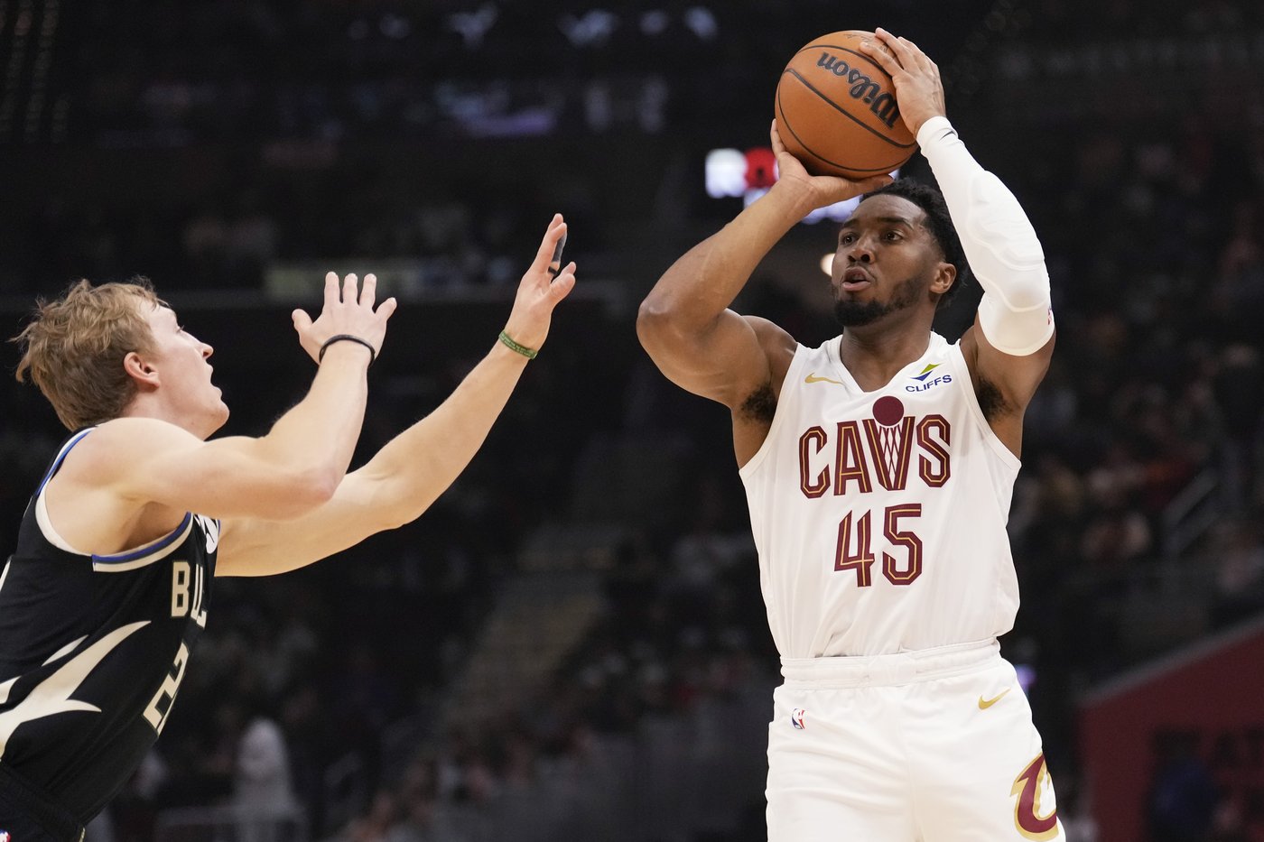 Donovan Mitchell scores 27 as Cavs improve to 15-1 at home, roll over NBA Cup champion Bucks 124-101 | iNFOnews.ca