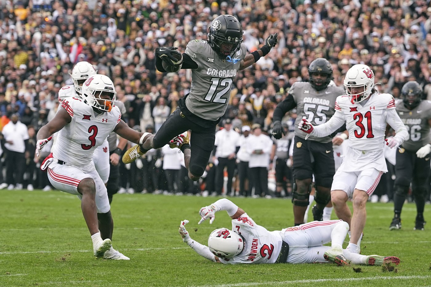 Shedeur Sanders shrugs off shaky start, throws 3 TD passes to lead No. 18 Colorado past Utah 49-24 | iNFOnews.ca