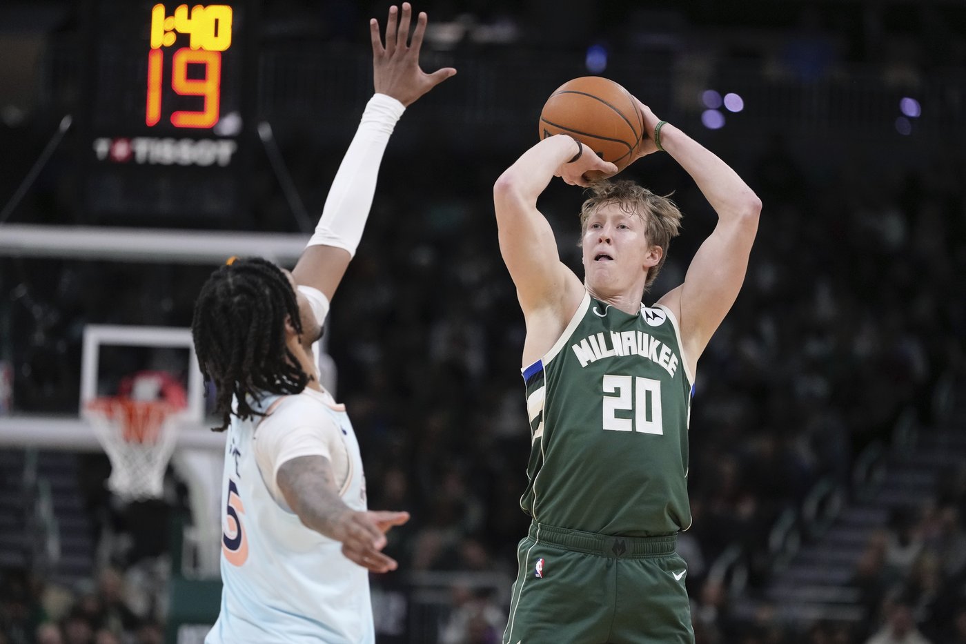 Lillard scores 26 points, Antetokounmpo adds 25 points and 16 rebounds as Bucks beat Spurs 121-105 | iNFOnews.ca