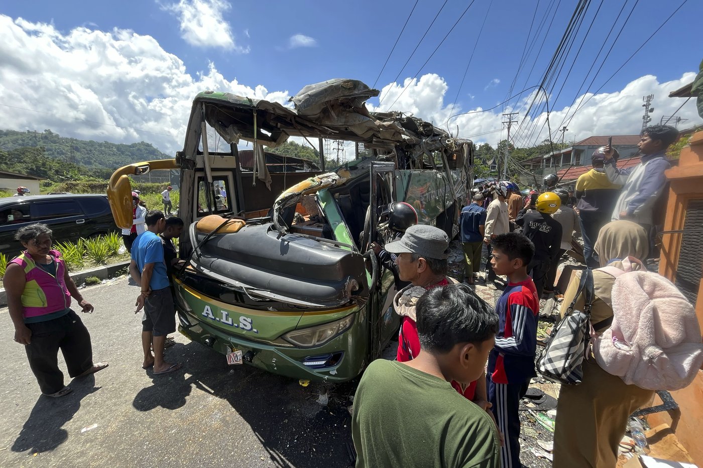 At least 12 dead in Indonesia bus crash after brakes apparently failed, police say | iNFOnews.ca