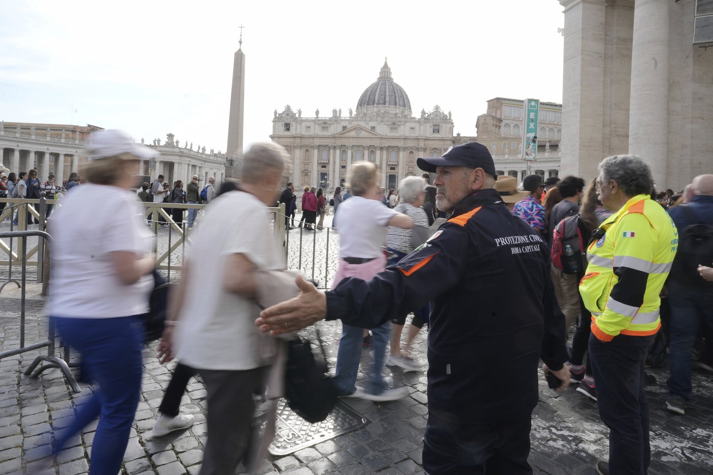 Catholic faithful pay their final respects to Pope Francis as public viewing begins | iNFOnews.ca