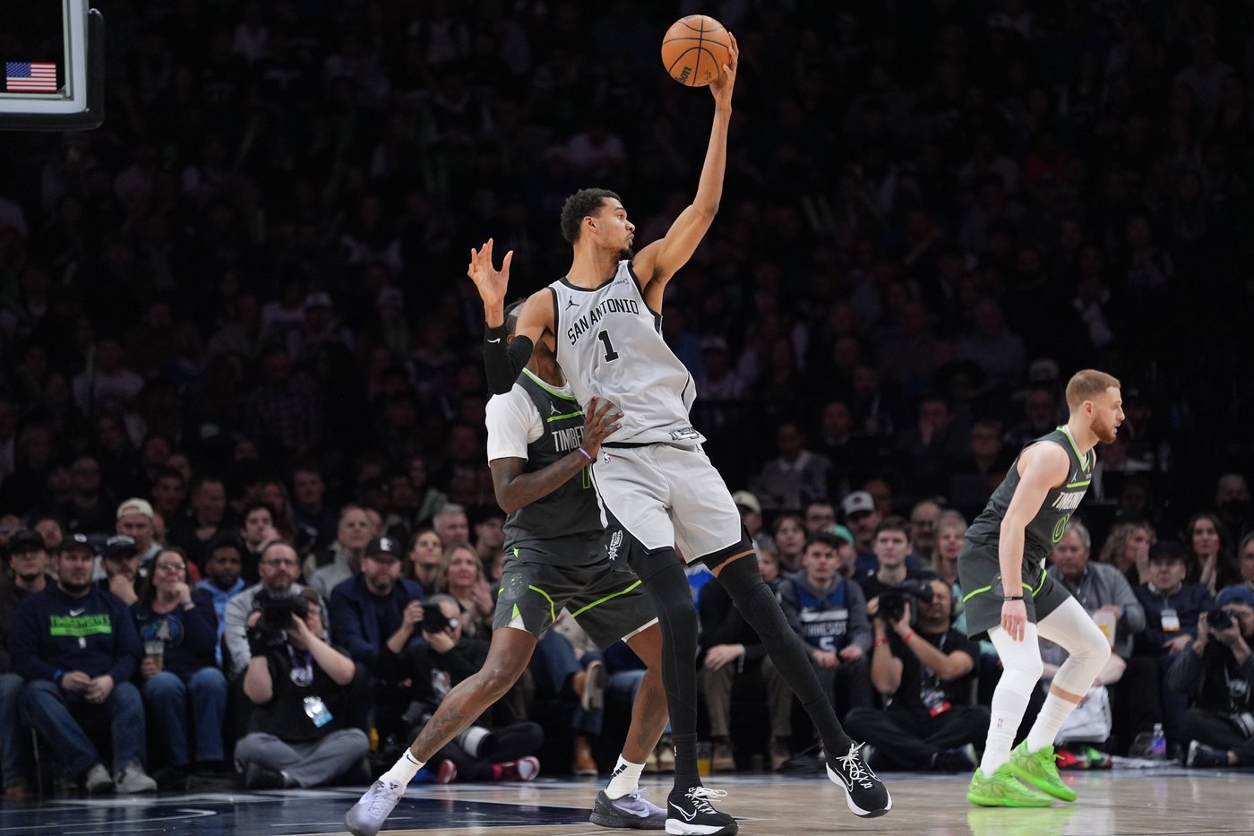 Edwards banks in late go-ahead runner in Timberwolves' 104-103 comeback victory over Spurs | iNFOnews.ca